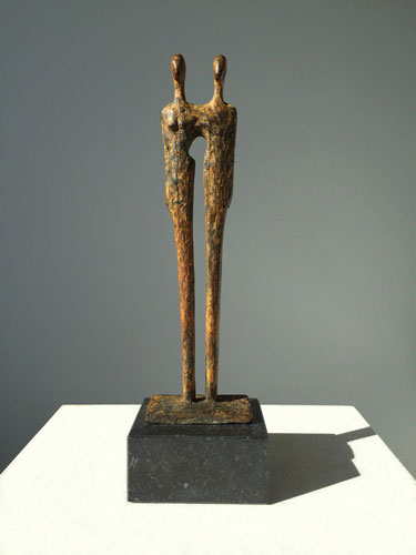 Bronzen sculptuur ter nagedachtenis, man, vrouw en de vorm van een kind