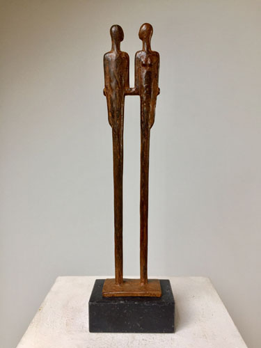 man en vrouw, beeld van brons, twee bronzen mensfiguren