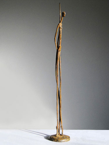 Kunstobject van beeldhouwer Ragonda IJtsma, een uniek bronzen beeldje, een vrouwenfiguur, tenger en fragiel maar sterk