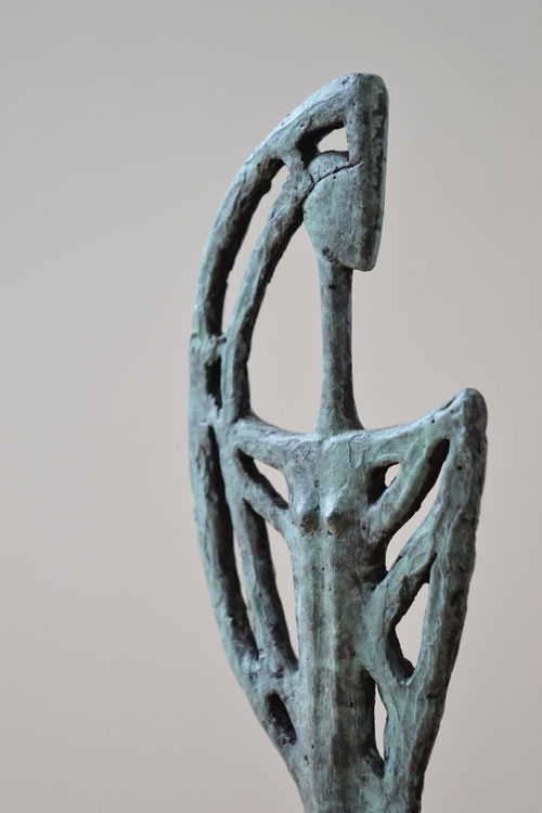Bronzen beeld abstracte vrouw, vrouwenbeelden van Ragonda IJtsma beeldend kunstenaar