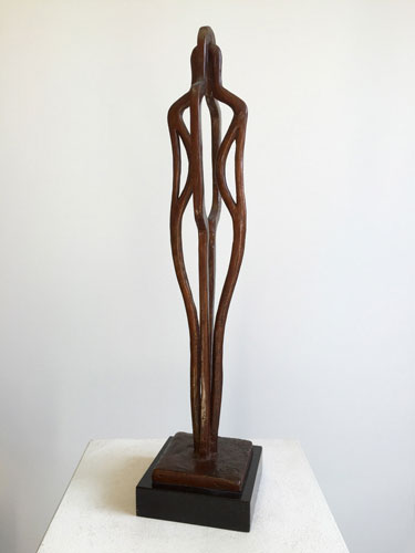bronzen kunstwerk als huwelijkscadeau, beeldhouwwerk met het thema samen, liefde, verbondenheid van kunstenaar Ragonda IJtsma