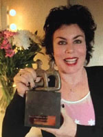 Ruby Wax met award, een bronzen beeldje van Ragonda IJtsma Art - kunst awards