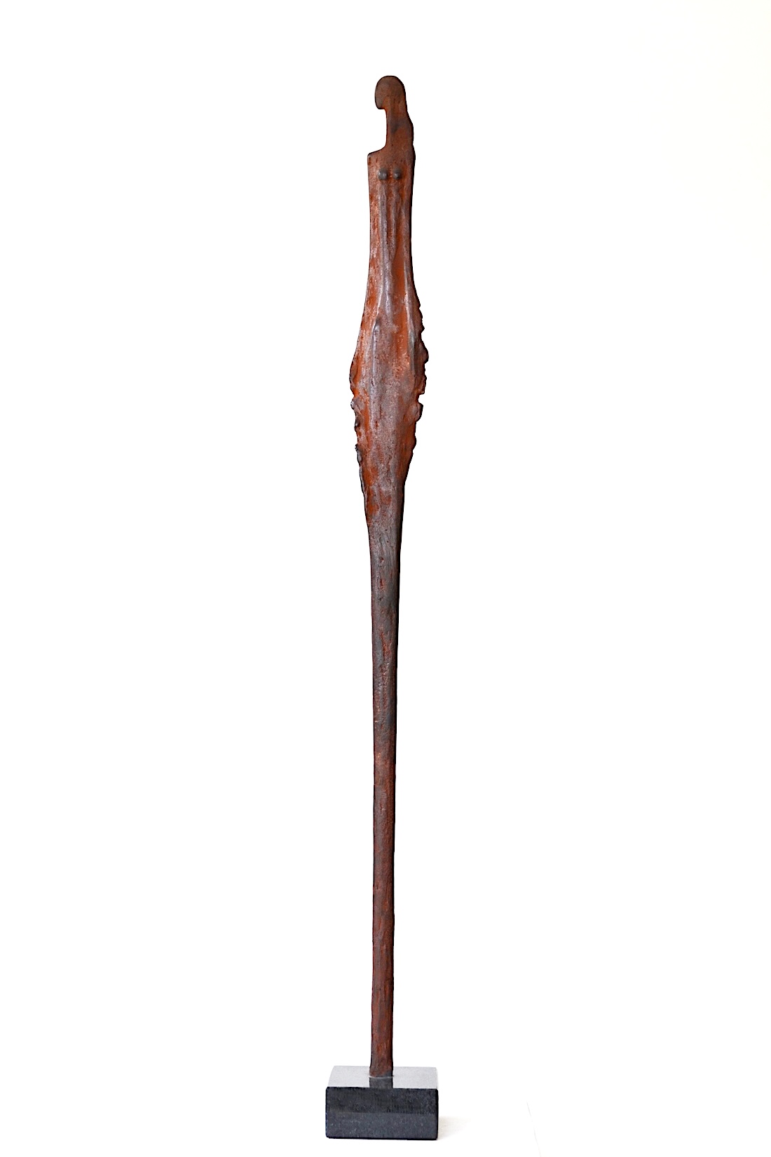 bronzen beeld, een lange smalle vrouwenfiguur in brons - beeldend kunstenaar Ragonda IJtsma bronzen beeld, vrouwenfiguur van Ragonda IJtsma