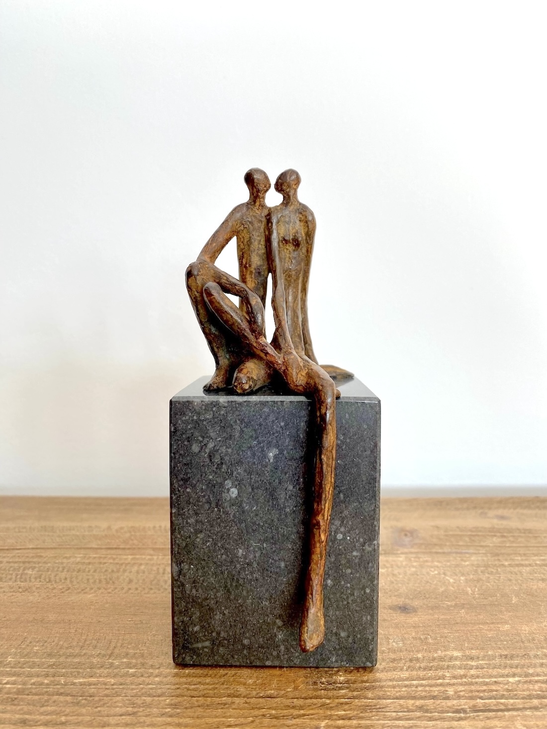 bronzen beeldje, KUSJE, liefde tussen man en vrouw een bronzen kunstwerk in miniatuur door beeldend kunstenaar Ragonda IJtsma Bronzen beeldje, twee figuren, man en vrouw, liefde, relatie, huwelijk