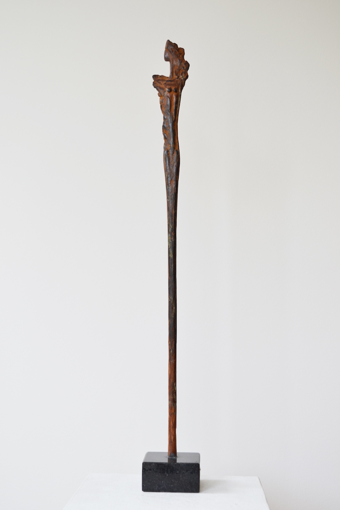 Kunstobject van beeldhouwer Ragonda IJtsma, een uniek bronzen beeldje, een vrouwenfiguur, tenger en fragiel maar sterk