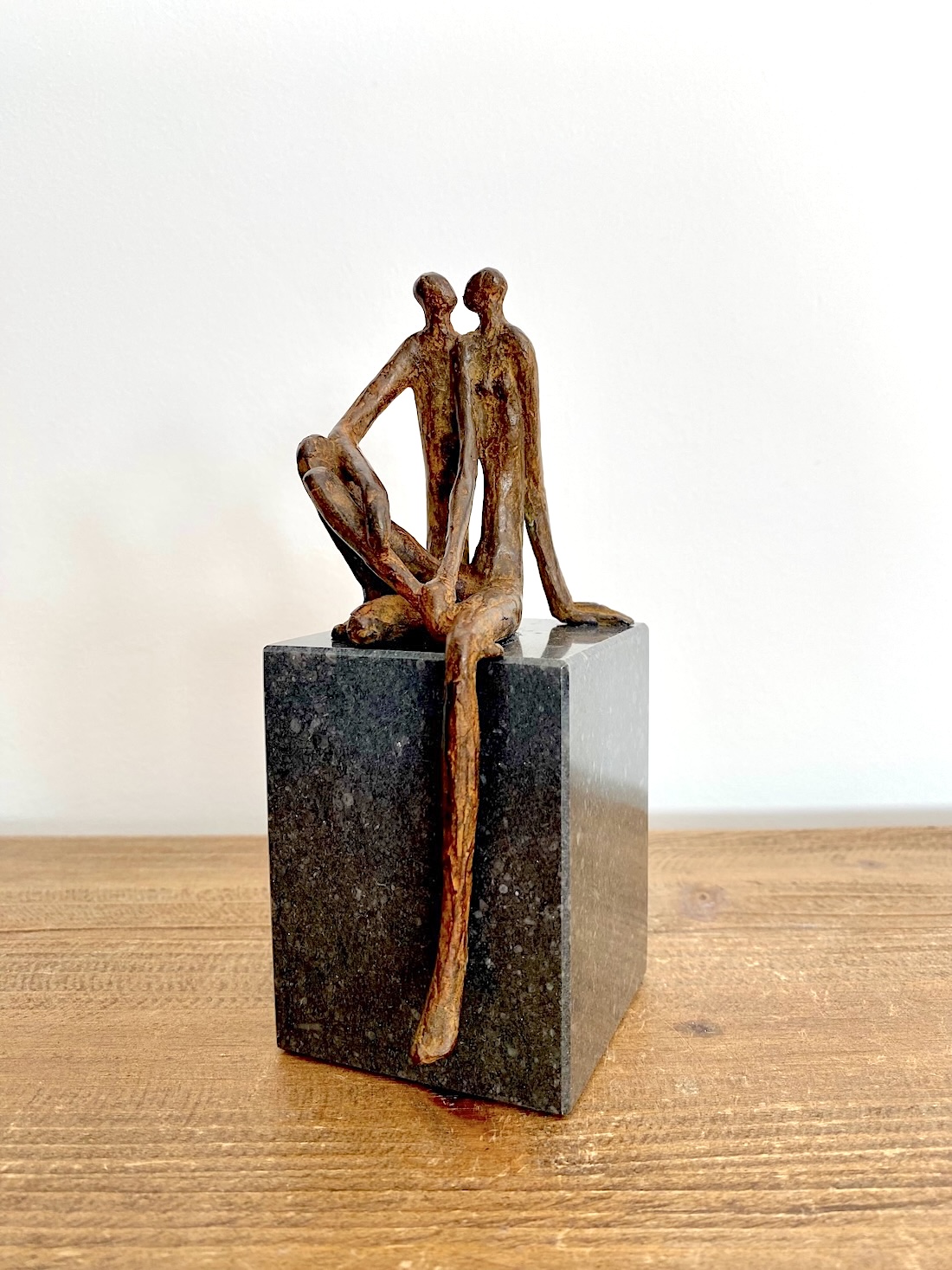 Bronzen beeldjes met het thema liefde en verbondenheid, kleine bronsplastiek KUSJE door kunstenaar Ragonda IJtsma