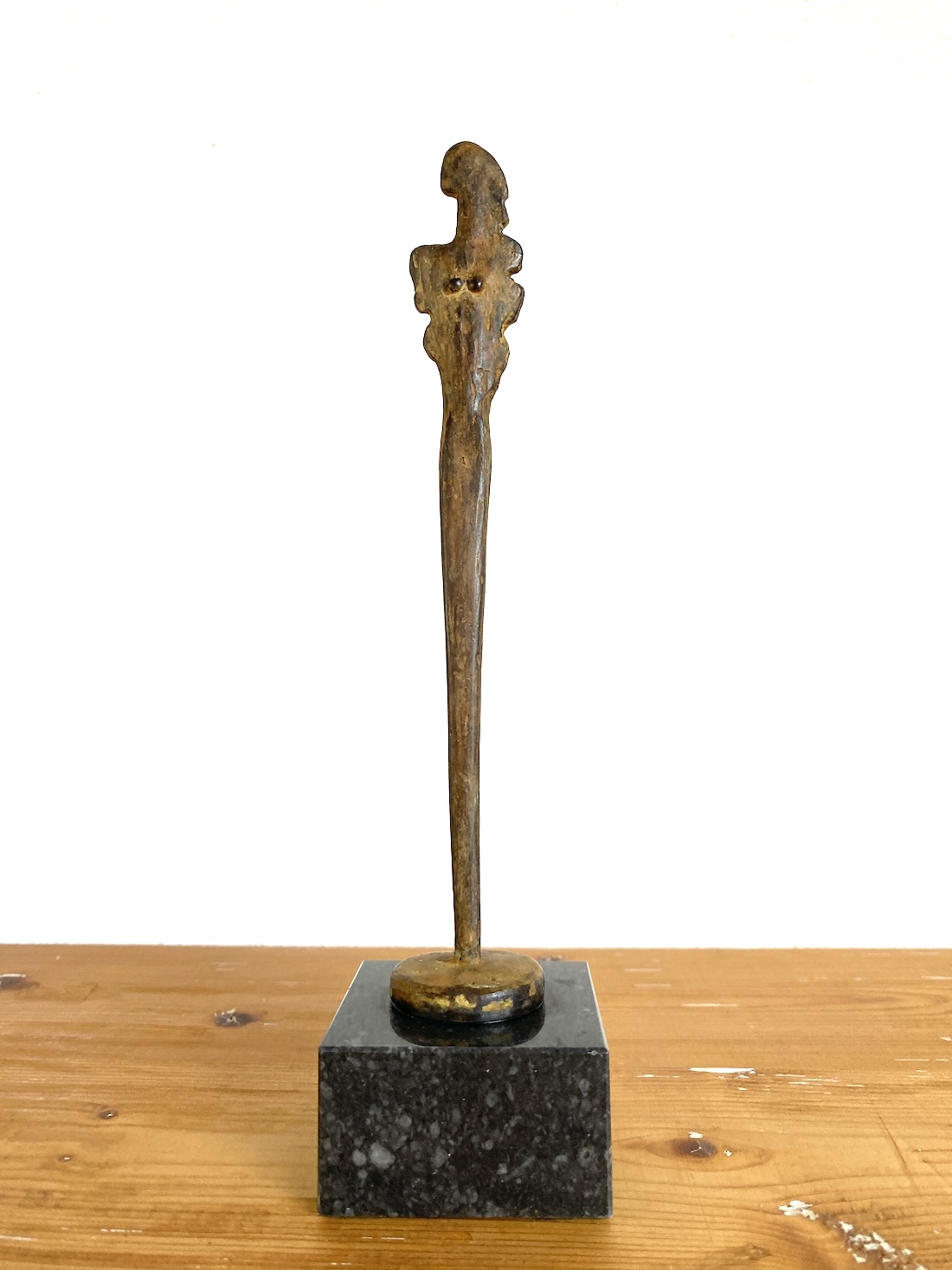 Bronzen beeldje, kleinplastiek, geabstraheerde vrouwelijke figuur