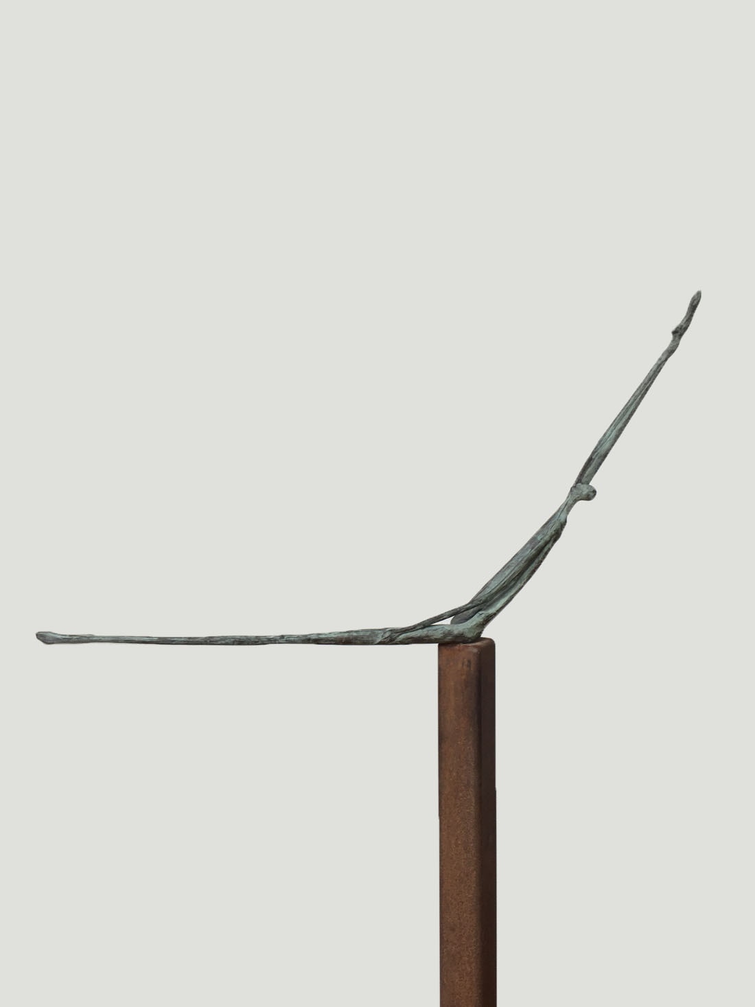 Bronzen kunstwerk, sierlijke ranke figuur, vrouw op zuil