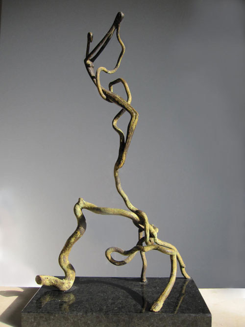Bronzen sculptuur, mensfiguur, vrouw en natuur | Ragonda IJtsma bronzen beelden