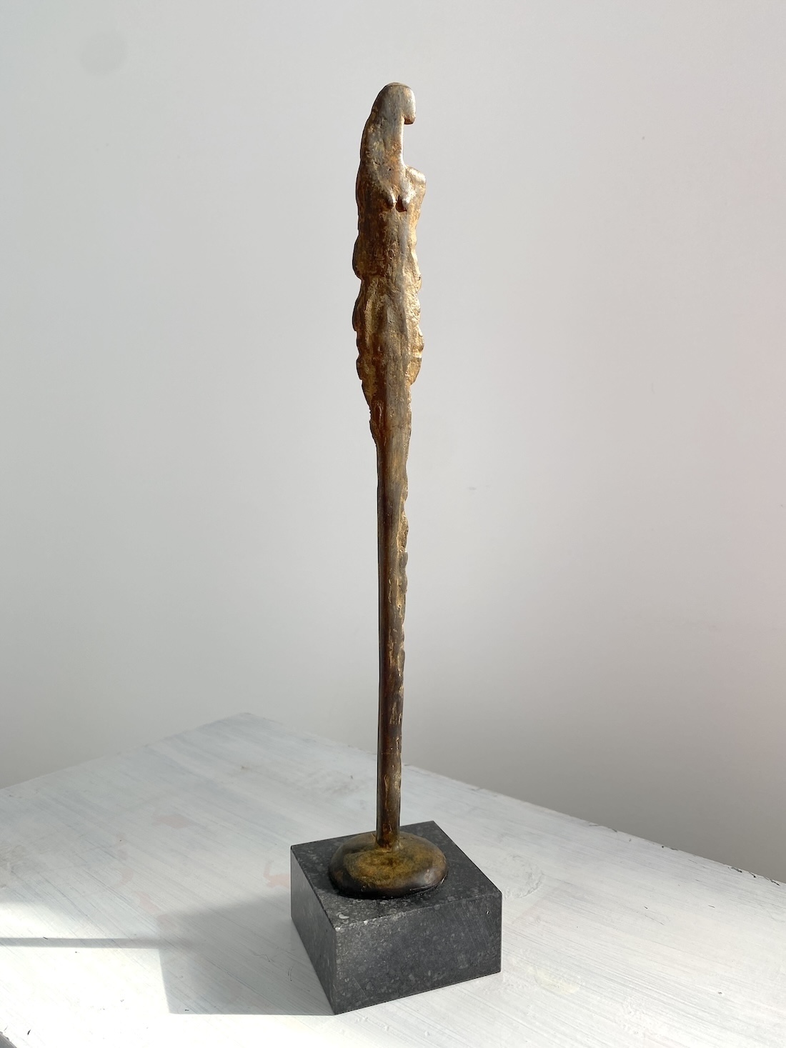 Bronzen beeldje, vrouwenfiguur van brons, bronsplastiek, vrouwenfiguur