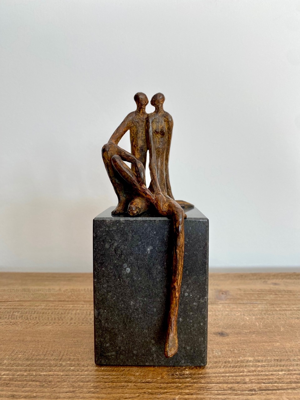 bronzen beeldje als huwelijkscadeau, kunstwerk thema liefde, samen, verbondenheid, bronsplastiek van kunstenaar Ragonda IJtsma