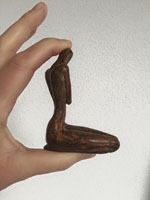 bronzen beeldje, een kleine vrouwenfiguur, vrouw, kleinplastiek, kunstwerk van Ragonda IJtsma beeldend kunstenaar