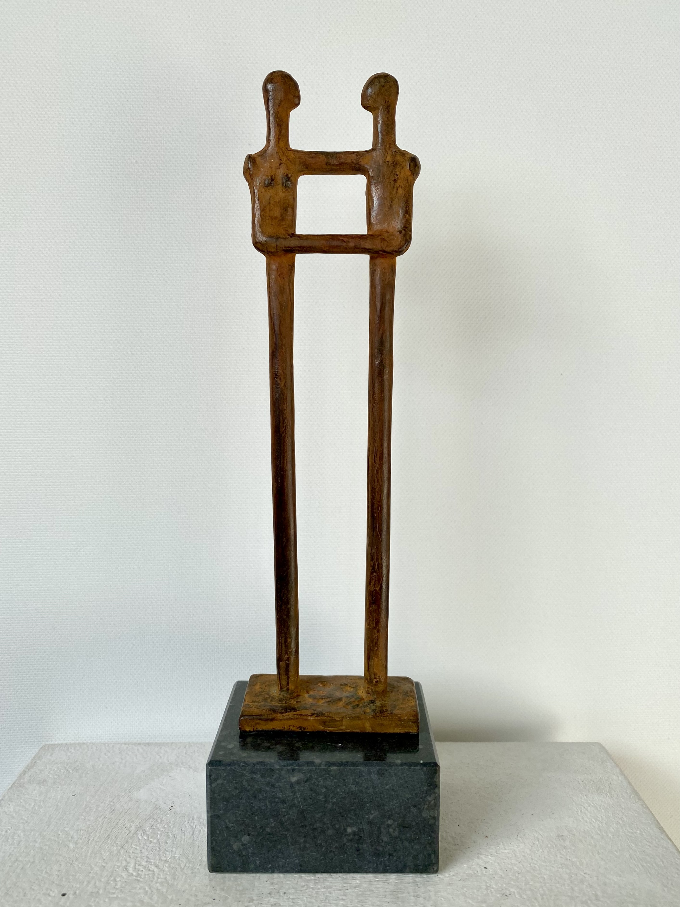 bronzen beeldje als huwelijkscadeau, bronsplastiek voor een huwelijk, verbondenheid tussen man en vrouw , kunst in brons tot 750 euro, kunstenaar Ragonda IJtsma beeldje,cadeau, huwelijkscadeau voor een echtpaar, trouwdag, huwelijk thema verbondenheid, samen, liefde