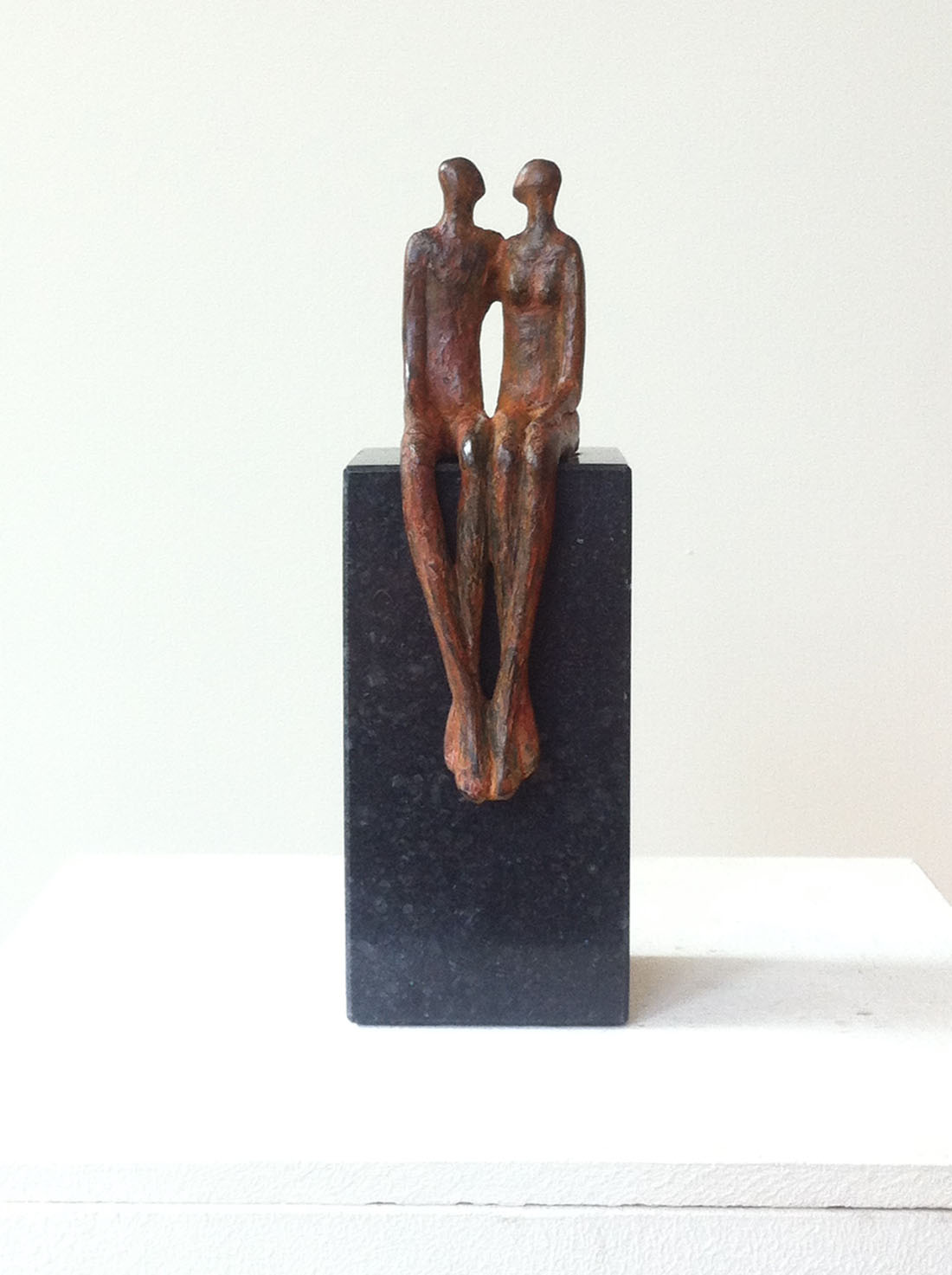 bronzen beeldje, man en vrouw, met elkaar, een beeldje als huwelijksgeschenk, sculpturen onder 500 euro Ragonda IJtsma beeldend kunstenaar Bronzen beeldje voor een echtpaar, bruidspaar, cadeau huwelijk, trouwdag, kunst onder 500 euro Ragonda IJtsma
