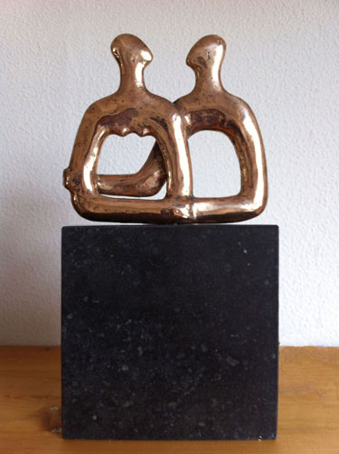 Sculpturen van brons als relatiegeschenk, bronzen beeldje liefde, communicatie, zorgverlening Ragonda IJtsma beeldhouwwerken